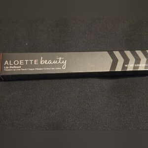 Aloette's Lip Defined Precision Lip Liner - In Cherry Berry